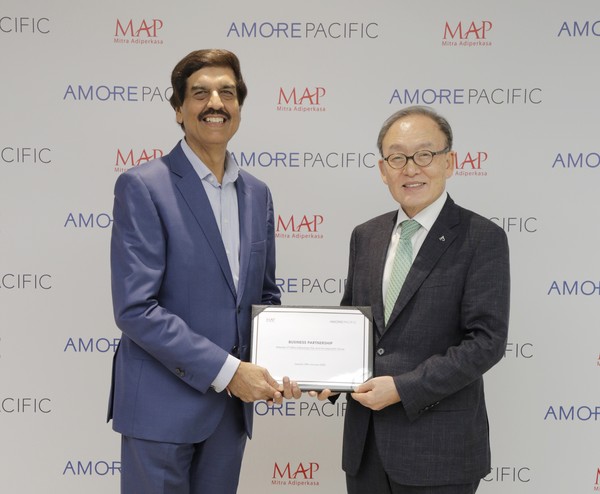 Amorepacific Group Signs A Business Partnership With MAP Dong-hyun Bae, President of Amorepacific Group (Right), V.P Sharma, CEO of MAP(Left)