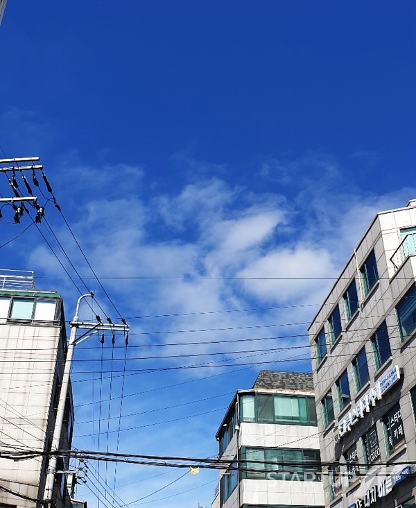 비가 온 뒤 맑게 갠 하늘... 모처럼 만나는 서울의 진짜 하늘색을 보니 마음까지 상쾌해진다. (사진=유인춘 기자)