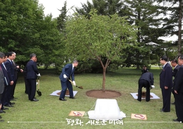 2018년, 평양 백화원에 남한에서 가져간 모감주나무를 심는 문재인대통령(출처=청와대 공식블로그)