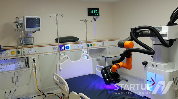 유버의 자외선 살균 로봇이 코로나19 확진자가 머물렀던 중환자실을 소독하고 있다