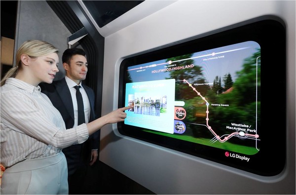 지하철 유리창을 통해 노선도와 지역정보를 확인할 수 있는 투명 OLED 디스플레이