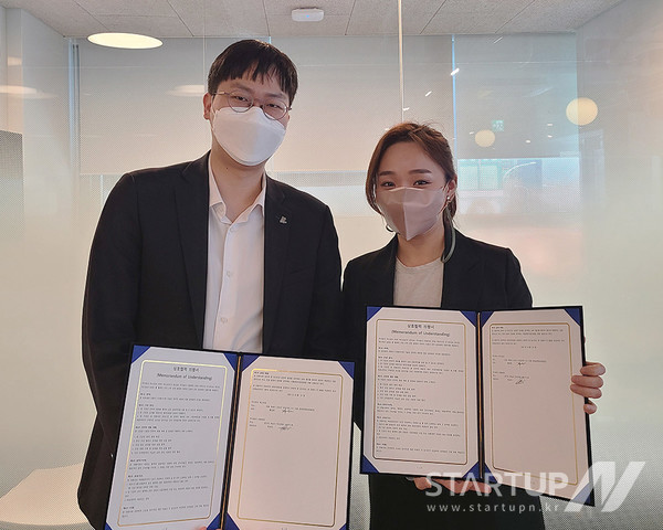 왼쪽부터 오상훈 럭스로보 창업자와 박보미 비엘에프 대표가 업무협약을 체결하고 있다.