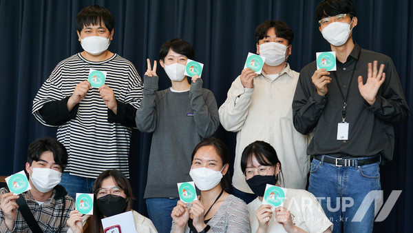 ‘굿바이 HPV’ 캠페인 로고가 부착된 스티커를 들고 있는 임직원들