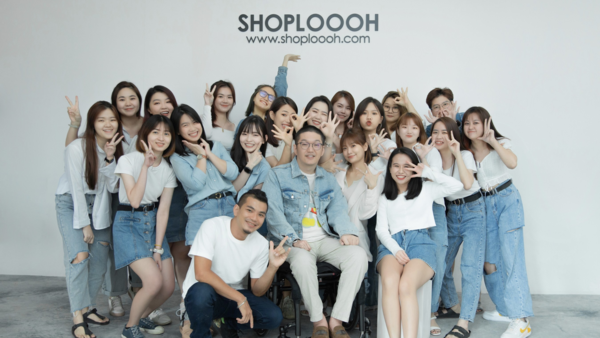 The team behind the scenes at SHOPLOOOH