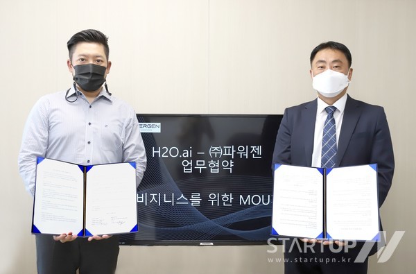 왼쪽부터 유효정 H2O.ai 한국지사장과 파워젠 이정규 대표가 협약식에서 기념 촬영을 하고 있다