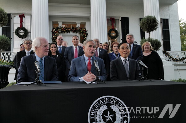 왼쪽부터 존 코닌 상원의원, 그랙 애벗 텍사스 주지사, 김기남 삼성전자 부회장이 기자회견에서 미 파운드리 공장 투자 선정 사실을 발표하고 있다