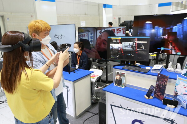 전남글로벌게임센터 지원기업 스토미게임즈가 2021 광주 ACE Fair에 참가해 참관객을 대상으로 ‘플라이 슈팅 VR’ 콘텐츠를 시연하고 있다