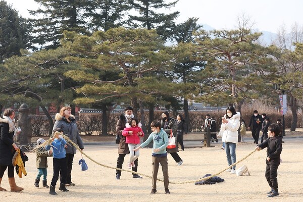 정월대보름인 5일 오후 서울 국립민속박물관에서 열린 2023 계묘년 정월대보름 한마당에서  외국인들이 민속놀이를 체험하고 있다.