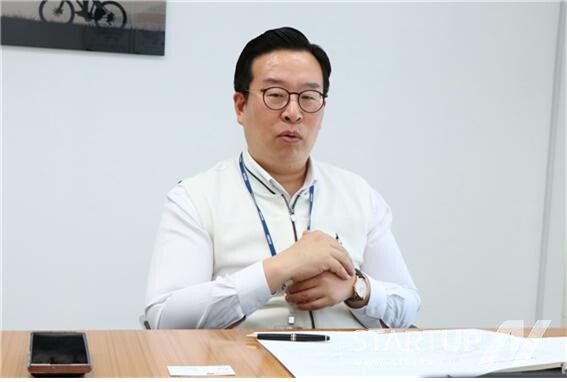 인터뷰 중인 (주)이녹스 최윤규 변호사