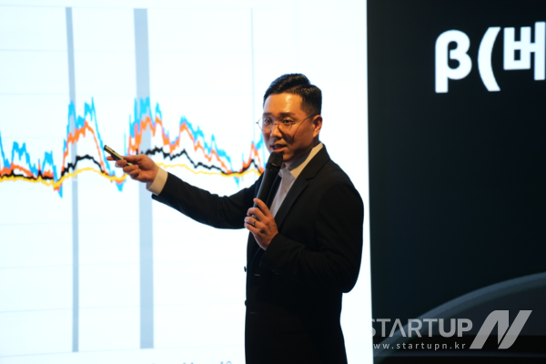 ブックメーカーオッズ一覧セッションで講演するUprise MFOゼネラルマネージャーのVincent氏