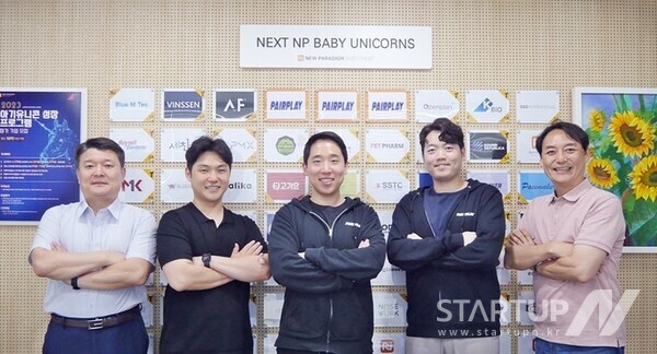왼쪽부터 배상승 뉴패러다임인베스트먼트 공동대표, 김정환 메이저 토토 사이트 이사·권용근 대표·도형호 부대표, 박제현 뉴패러다임인베스트먼트 공동대표(사진: 뉴패러다임인베스트먼트)