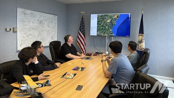 파블로토토 메이저 사이트과 파트너사가 함께 Longbow 사무실에서 NASA 비행 테스트를 위해 실무 회의를 하고 있다.