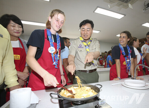 Kim Gwan-young, governor of Jeollabuk-do, is making tteokbokki with members who participated in the World Jamboree in the village where red pepper paste is cooked in Sunchang.(Photo source = Jeollabuk-do Provincial Office)