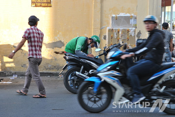 베트남 거리에서 흔하게 볼 수 있는 그랩 라이더사진=호치민 유인춘 기자