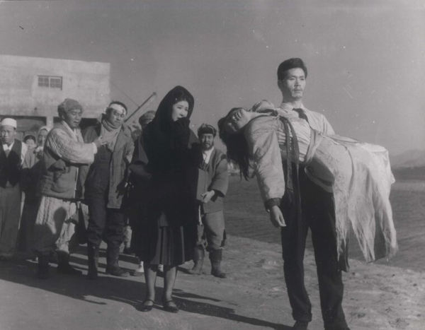 ヨンビンは水で溺れているヨンランを見て悲しんでいます