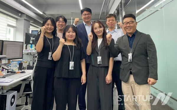아리비앤씨 임직원들과 천윤석 대표
