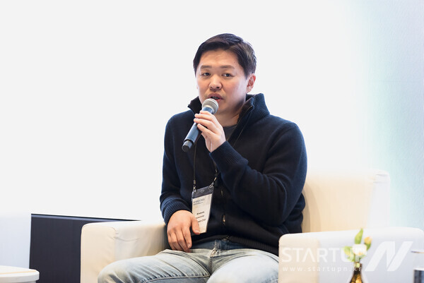 ブックメーカー入金不要 ボーナスネットワークス事業本部長のチェ・ソンファン氏がAI投資と協力を通じてブックメーカー入金不要 ボーナスネットワークスが事業投資会社に変身する方向性を説明している