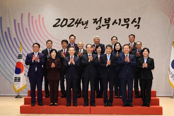 ハン・ドクス首相が2日、政府世宗庁舎正講堂で開かれた「2024年政府新年式」で閣僚ららと記念写真を撮っている。