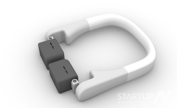 エムスクの実用的なプロトタイプ。ネックバンド状に首に装着すると、前部の束から磁気と風の力でウイルスを顔方向に押し出し、ウイルスを殺菌する可視光のLED光が照射されます。ヒンジ構造により手の方向に殺菌LEDが照射され、消毒剤を使わずに汚染された手や持ち物を殺菌することができます。量産製品はサイズが小さくなり、人間工学に基づいたデザインになります