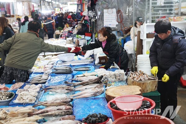 민족 최대의 명절 설 연휴를 이틀 앞둔 7일 오후 세종 조치읍 세종전통시장에서 시민들이 제수용품을 구매하고 있다. 