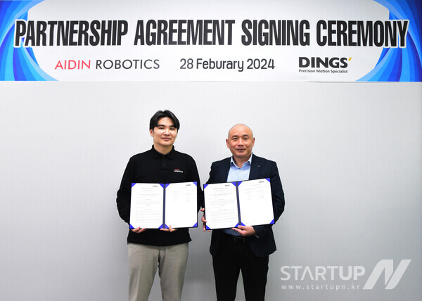 에이딘로보틱스 이윤행 대표(왼쪽)와 딩스(DINGS) DING QUANJUN 대표가 판매 계약을 체결 후 기념 촬영을 하고 있다. 