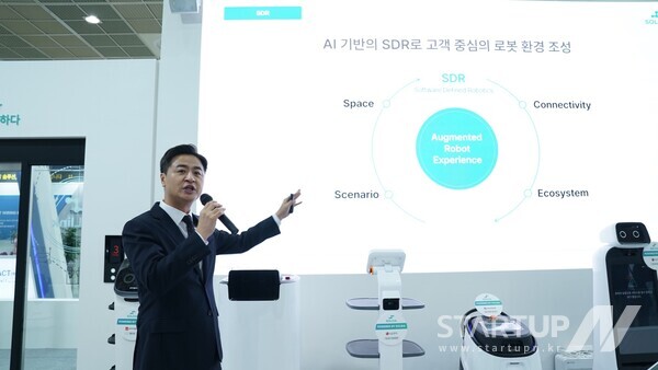 김민교 마로솔 대표가 27일부터 코엑스에서 열린 2024 SFAW에서 솔링크에 대해 설명하고 있다.