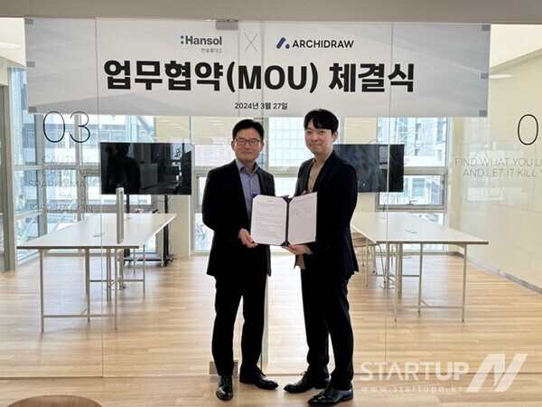 협약식에 참석한 김경록 대표(좌), 메이저 놀이터 순위트 이주성 대표(우)