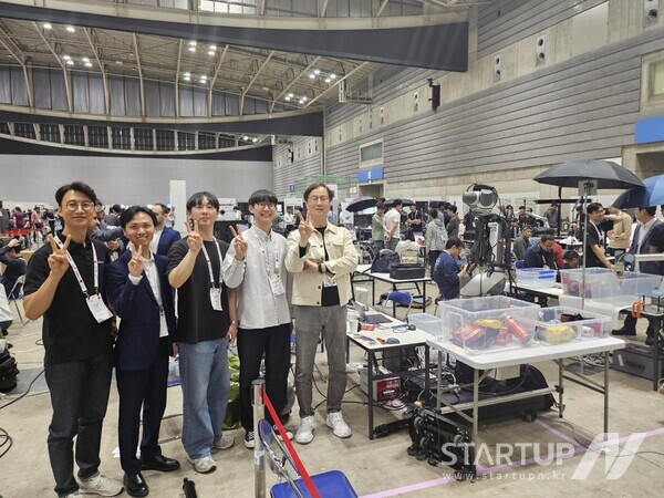 ICRA 2024 전시회 내 제9회 메이저 카지노 사이트 파지 및 조작 콘테스트(9th Robotic Grasping and Manipulation Competition)에 참가한 에이딘로보틱스·성균관대 로보틱스 이노배토리팀 (오른쪽부터 최혁렬 교수, 손영광 연구원, 엄승환 연구원, Bui Tat Hieu 연구원, 정호상 박사)
