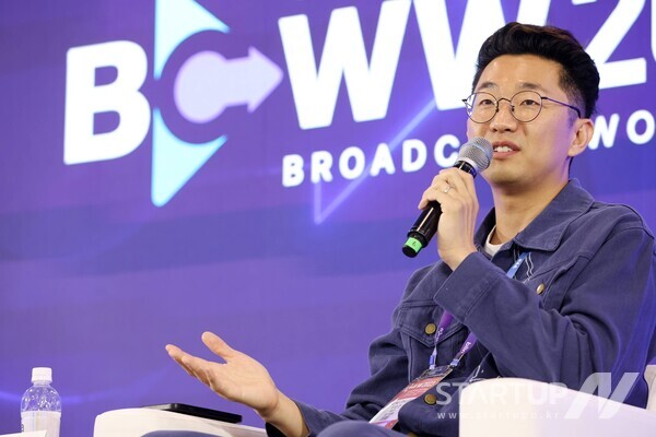 작년 8월 16일부터 18일까지 문화체육관광부가 주최하고 한국메이저 놀이터 순위진흥원이 주관한 BCWW 2023에 넷플릭스 오리지널 시리즈 '성난 사람들'의 연출 및 극본을 맡은 이성진 감독이 연사로 참가했다.