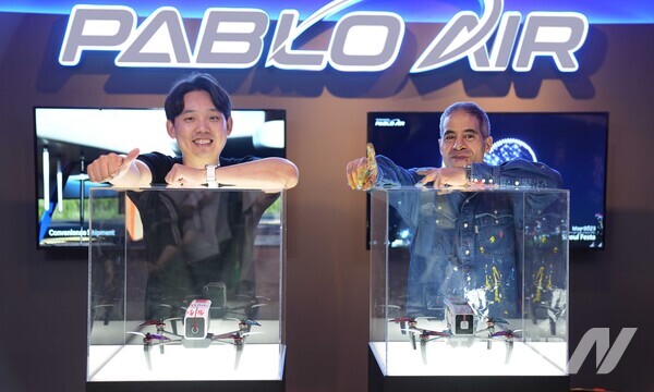 김영준 파블로항공 대표(왼쪽)와 바카라 메이저(오른쪽)이 ‘PabloX F40 바카라 메이저 에디션’ 완성 기념으로 사진을 찍고 있다.