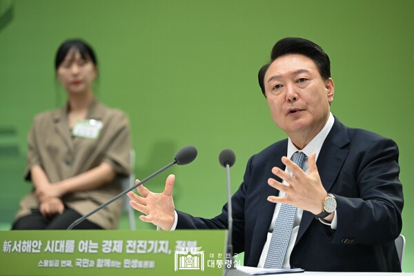 윤석열 대통령이 18일 라이브 바카라 정읍시 JB그룹 아우름캠퍼스에서 ‘신 서해안 시대를 여는 경제 전진기지, 라이브 바카라’을 주제로 열린 스물일곱 번째 ‘국민과 함께하는 민생토론회’에서 마무리 발언을 하고 있다.