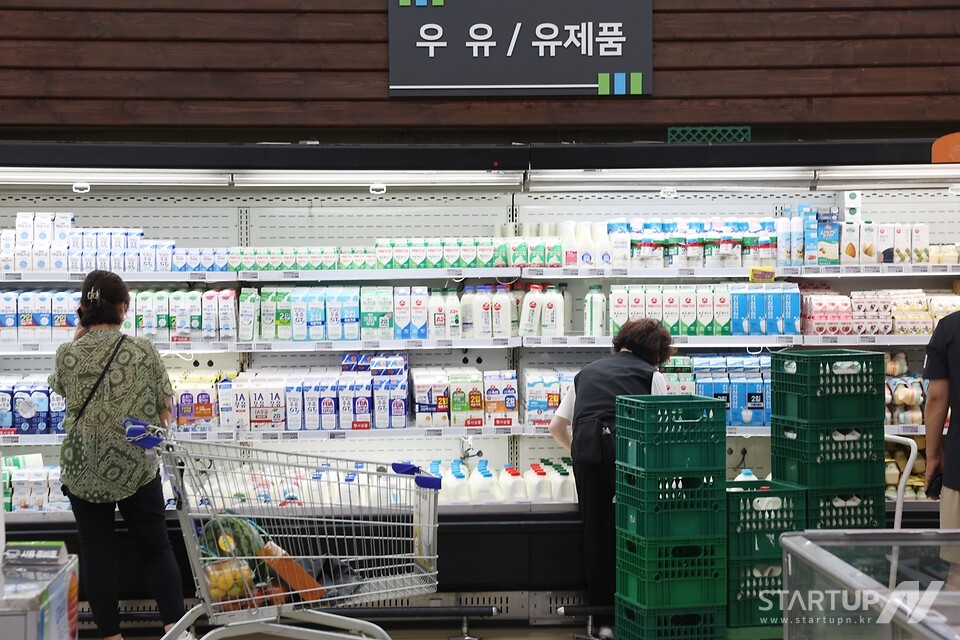 우유 카지노 승률 인상을 두고 협상을 벌이던 낙농가와 유업계가 올해 원윳값을 올리지 않기로 했다. 31일 농림축산식품부에 따르면 낙농진흥회는 고물가 상황에서 소비자 부담을 고려해 원유 카지노 승률을 동결하거나 인하하기로 합의했다. 사진은 31일 서울 서초구 양재 하나로 마트 유제품 코너 모습.