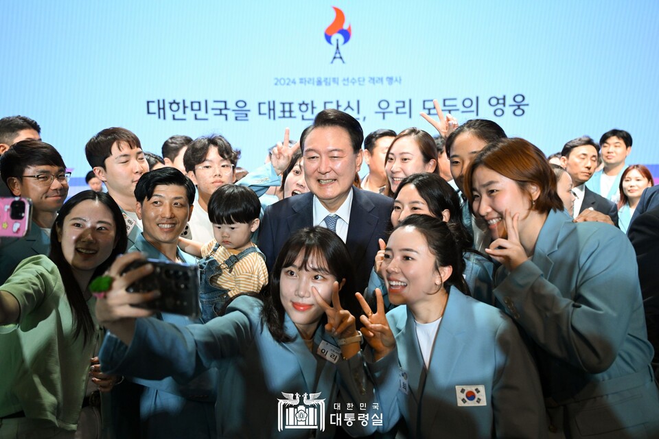 윤석열 대통령이 22일 서울 중구 신라호텔에서 열린 ‘2024 파리올림픽 카지노 룰렛 사이트 격려 행사’에서 선수들 및 참석자들과 셀카를 찍고 있다.