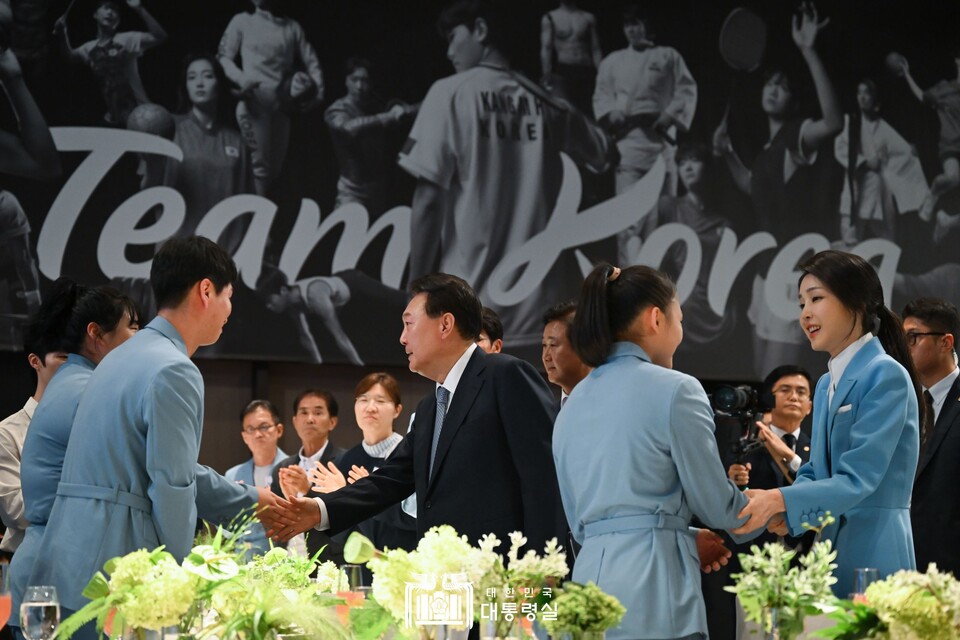 윤석열 대통령과 김건희 여사가 22일 서울 중구 신라호텔에서 열린 ‘2024 파리올림픽 카지노 룰렛 사이트 격려 행사’에서 역도 박혜정, 복싱 한순철 코치, 스포츠클라이밍 서채현 선수와 인사하고 있다.