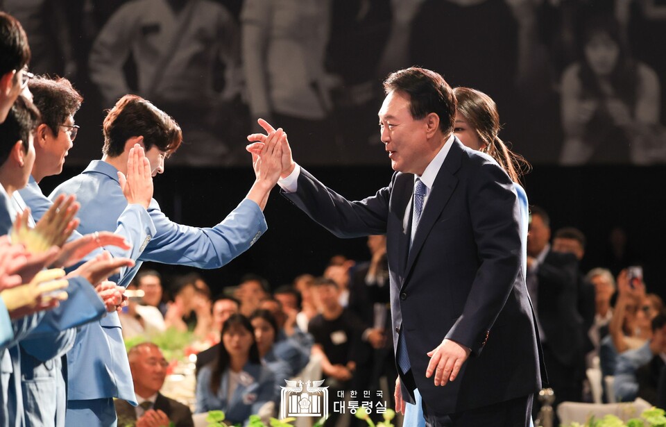 윤석열 대통령이 22일 서울 중구 신라호텔에서 열린 ‘2024 파리올림픽 카지노 룰렛 사이트 격려 행사’에서 선수들과 하이파이브를 하고 있다.
