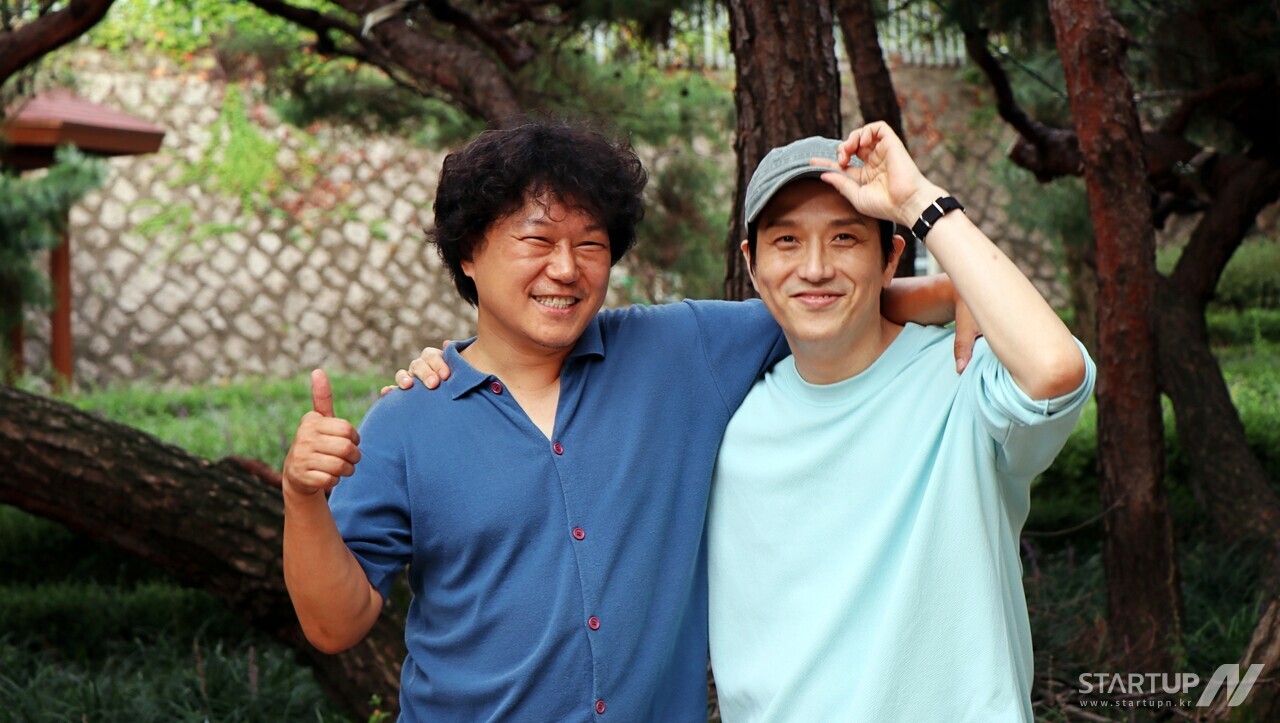 코인 카지노 사이트 '나는 아니다'에서 주방장 역을 맡은 배우 강인기와 마창석 역의 배우 김영민