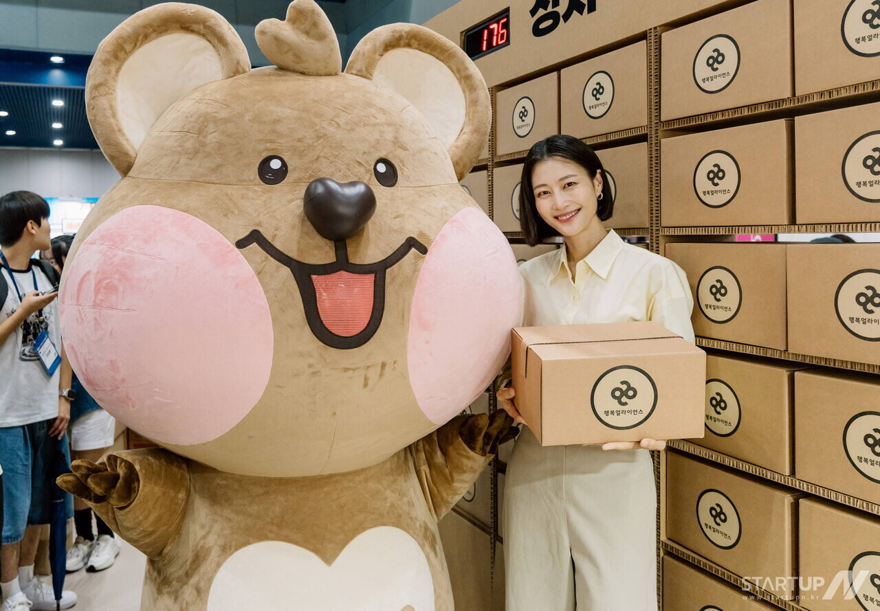 메이저 사이트 순위얼라이언스 홍보대사 이현이가 12일 삼성동 코엑스에서 열린 ‘제1회 대한민국 사회적 가치 페스타’ 메이저 사이트 순위얼라이언스 부스에서 메이저 사이트 순위상자 포장 활동에 참여했다.