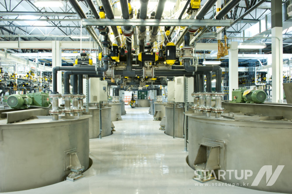 Dunn-Edward Paints の米国製造工場は、製造と流通業務を統合しており、世界初の LEED Gold 製造施設です。