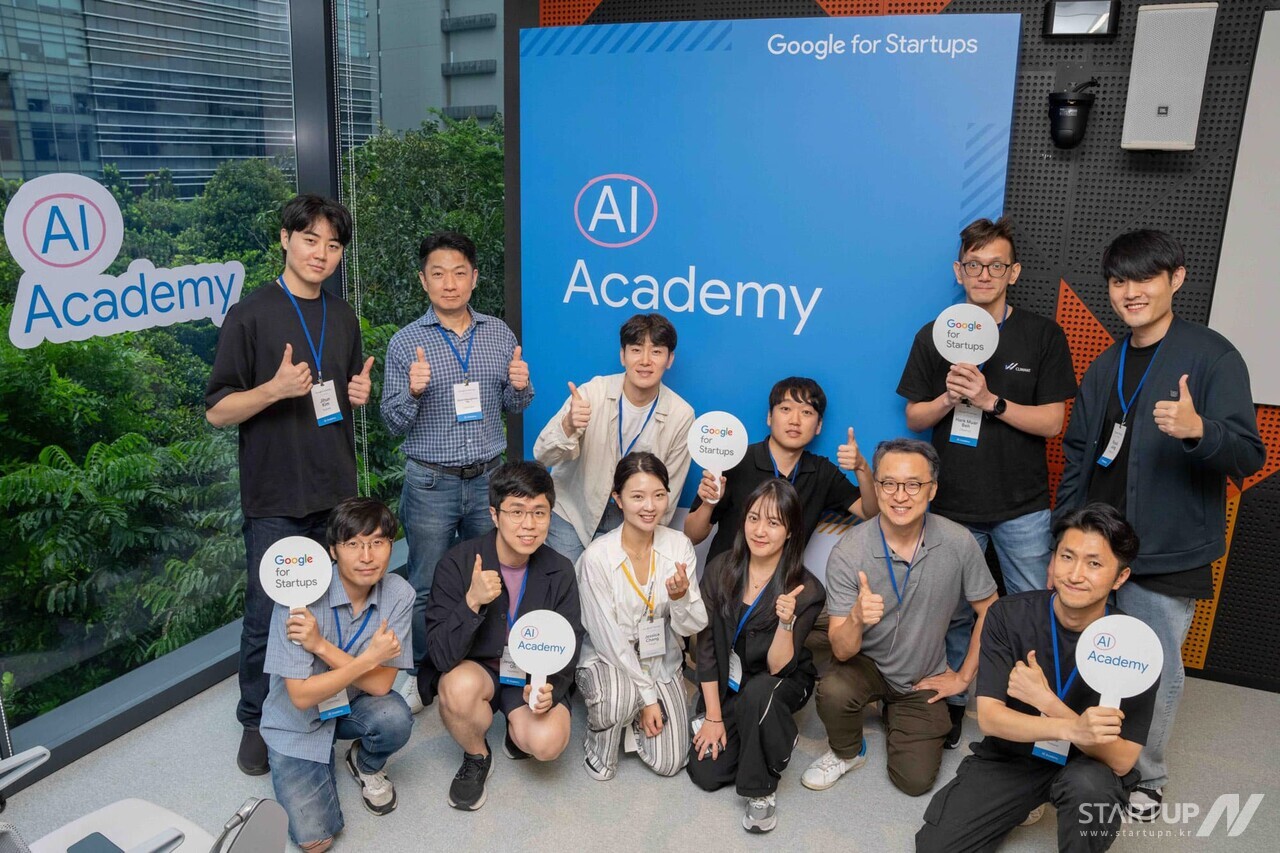 10월 16일 싱가포르 구글 아태지역 본사에서 열린 메이저 놀이터 순위트 아카데미 부트캠프에 참여한 한국 스타트업 관계자들이 기념사진을 촬영하고 있다.