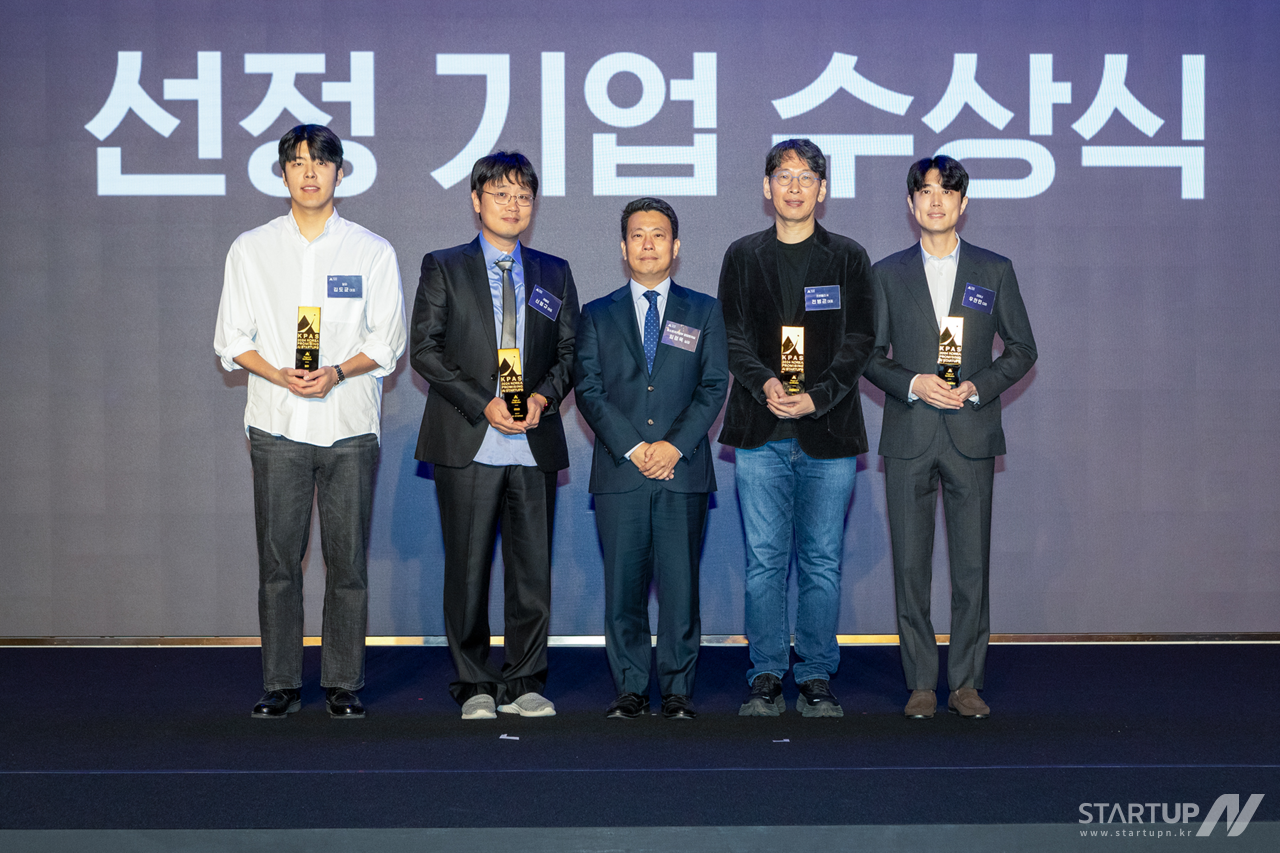(왼쪽부터) 달파 김도균 대표, 레벨업 대표, 중소벤처기업부 임정욱 창업벤처혁신실장, 프렌들리 바카라 메이저 전병곤 대표, 라이너 우찬민 공동대표. (사진=달파 제공)