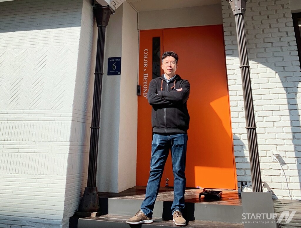 (주)나무와사람들의 김웅기 이사가 '컬러 앤 비욘드 하우스' 앞에서 포즈를 취했다.