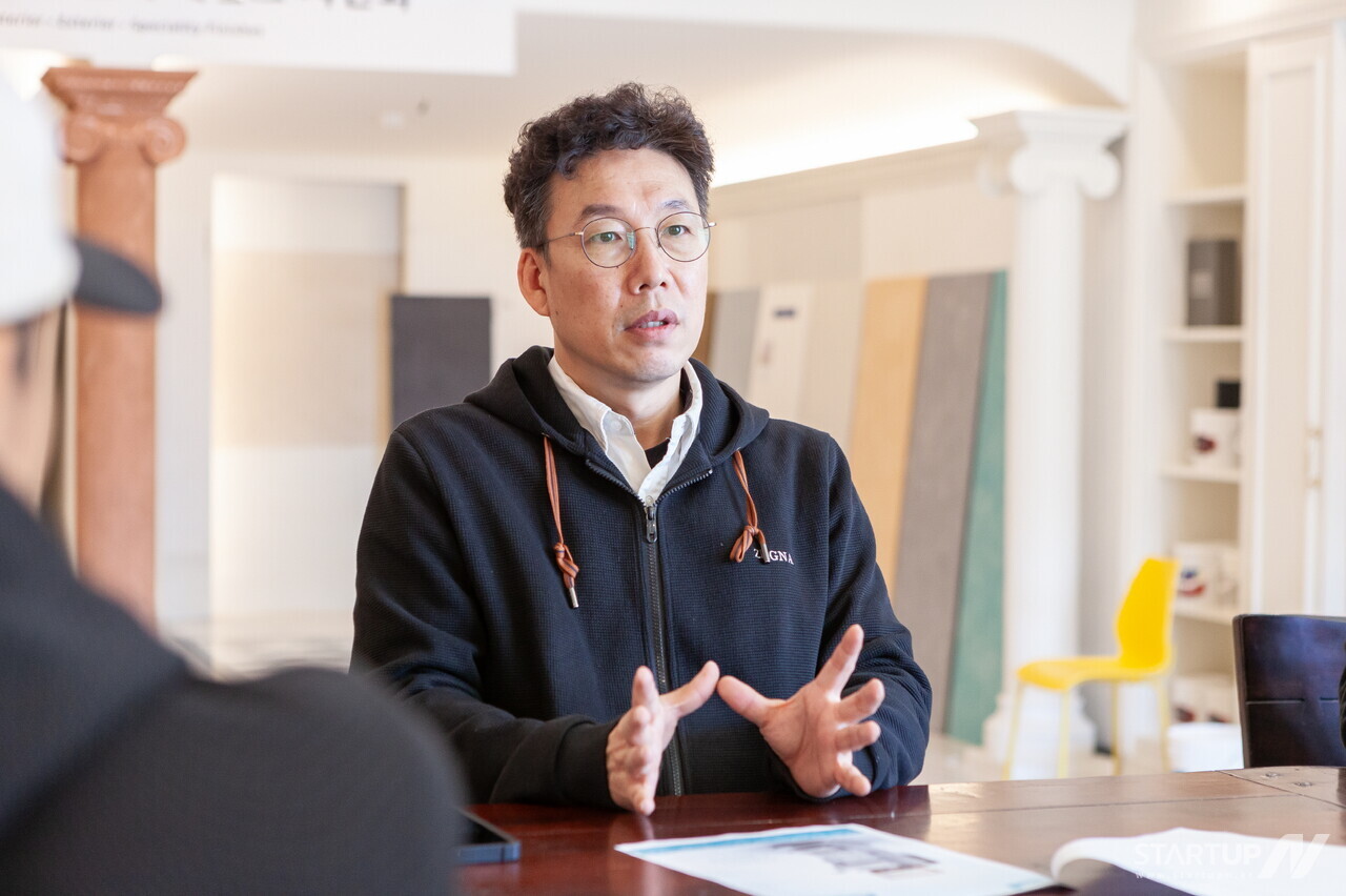 인터뷰 중인 (주)나무와사람들의 김웅기 이사