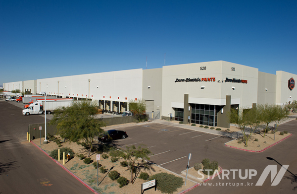 던 에드워드 페인트 피닉스 공장 전경 (사진=나무와사람들) 던 에드워드는 피닉스 페인트 공장은 세계 최초로 Leed Gold 인증을 받은 페인트 공장이다.