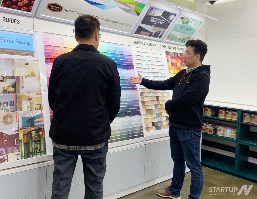 (주)나무와사람들의 김웅기 이사가 '컬러 앤 비욘드 하우스'에서 고객에게 제품 설명을 하고 있는 모습
