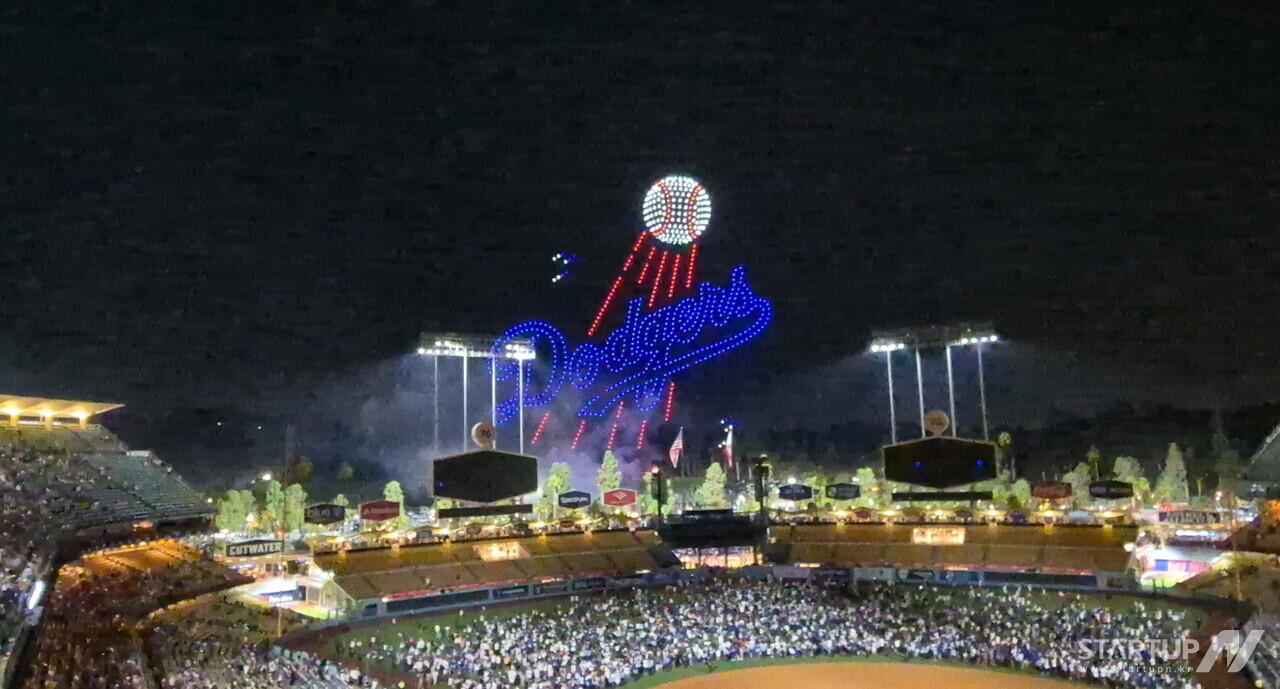 지난 9월 LA Dodgers Stadium에 모인 5만 6천여명의 야구팬 앞에서, 토토사이트추천의 1,000대의 PabloX F40가 다저스 로고를 그리고 있다. 장면이 바뀔 때마다 팬들의 함성은 더 커졌다.