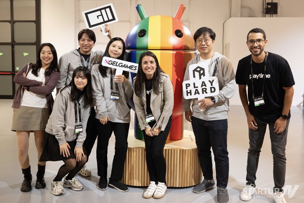 엔젤게임즈 박제인 이사, 온라인카지노하드 이광호 프로덕트 총괄, 게임듀오 이선재 실장이 밀라노에서 진행된 앱 마켓 세미나 및 비즈니스 미팅에 참여해 기념촬영을 하고 있다