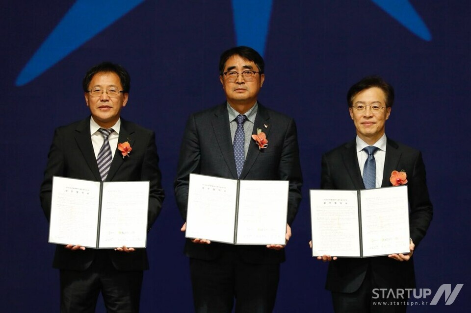 업무 협약을 체결 중인 메이저 카지노 사이트 나석권 대표이사(오른쪽), 화성시 손임성 부시장(가운데), 기술보증기금 이상창 이사(왼쪽)(제공 : 화성시)