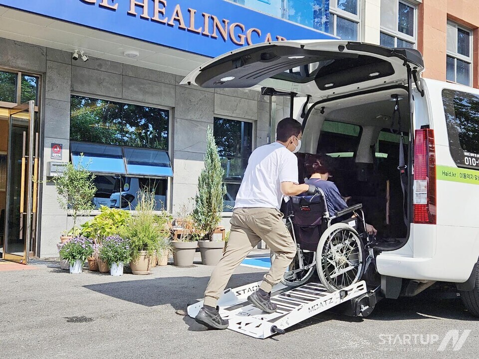 메이저 놀이터 추천의‘헤이드’ 휠체어 택시 서비스 운영 모습 (사진=메이저 놀이터 추천)