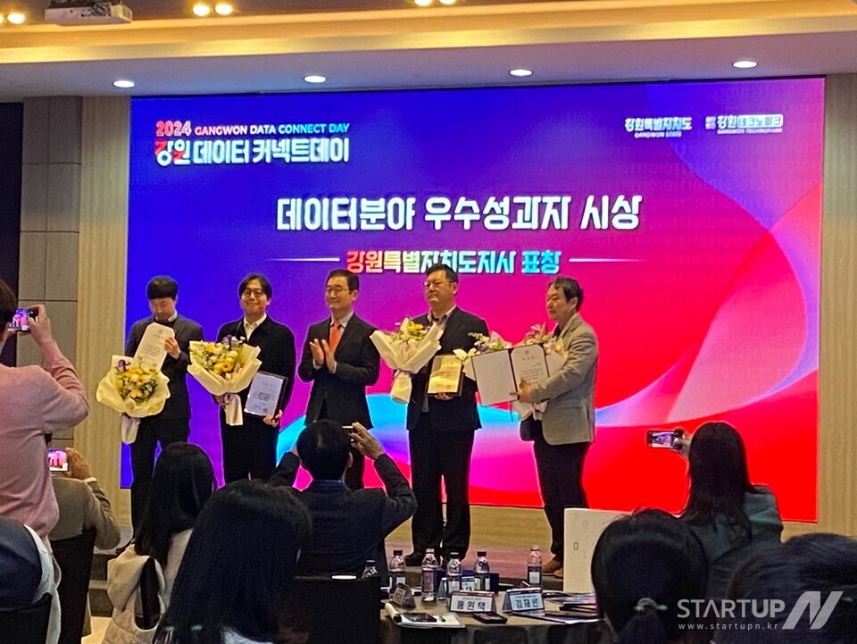 중앙 : 강원특별자치도 경제 부지사 정광렬, 우측에서 두 번째 : 메이저카지노사이트 대표 김재한 (제공=메이저카지노사이트)