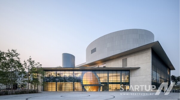 室内外に多くの部分を露出コンクリートで仕上げた江西区LGアートセンター（写真＝木と人）